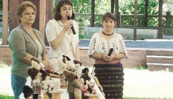 Păpuşi şi tablouri de luni la Muzeul Goleşti