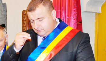 Primarul de la Davidești se opune  la plata onorariului pentru expertiza contabilă din dosarul său penal