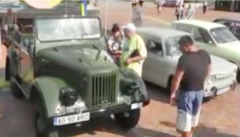 Expoziție de autoturisme istorice în Piața Vasile Milea