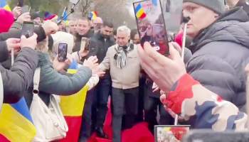Călin Georgescu a pășit  pe covoru’ roșu în fața Poliției Buftea! Nu ca Nicușor…