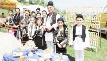 Meșterul popular argeșean  Ioan Rodoș, din satul Corbi, i-a învățat sculptură, în week-end, pe copiii țării
