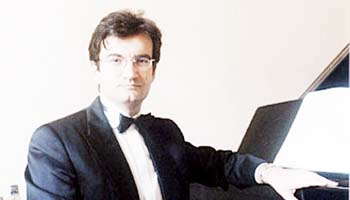 Pianistul Vlad Dimulescu pe scena Filarmonicii Piteşti