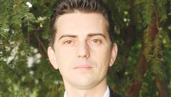 Valentin Şuvar, preşedintele Agropit S.A., a împărţit 50 de plase cu cadouri elevilor Liceului Ion Mihalache din Topoloveni