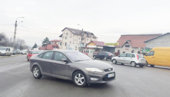 Șoferii mașinilor expuse la vânzare  în locuri neamenajate,  la Târgul Săptămânal, amendați