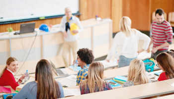 Europa: 25% din studenți lucrează, pentru a se întreține. În România, doar 2,4% fac asta