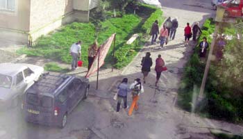 Bătutul covoarelor în faţa blocului ar trebui interzis!