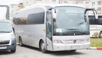 Pentru curse interne, dar și internaționale! Servicii Edilitare pentru Comunitate Mioveni oferă spre închiriere autocar Iveco și microbus Mercedes
