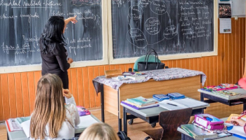 O nouă umilință pentru dascăli!  Profesorii cu salarii mai mari de 6000 de lei nu mai primesc normă de hrană și vouchere de vacanță