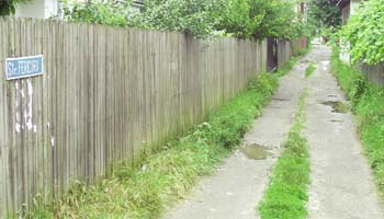Strada Fericirii, locuită de oameni necăjiţi