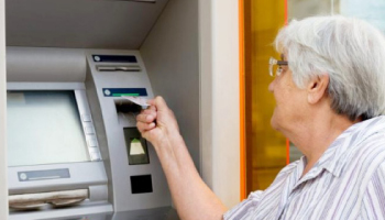 Pensii pe card pentru toți pensionarii! Nu toate comunele din Argeș au bancomate!