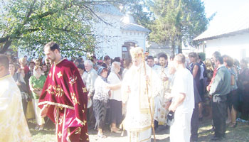 Aproximativ cinci sute de credincioşi au participat  duminică, 11 septembrie, la slujba de resfinţire a Bisericii „Sf. Nicolae” din Călineşti