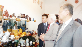 Impresionată de o ie produsă de Argcoms Curtea de Argeş,  soţia ambasadorului Chinei a dorit să viziteze fabrica
