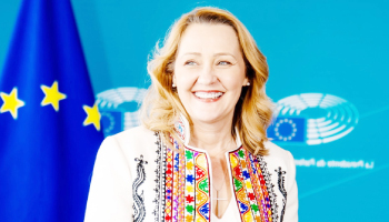 ATENȚIE! Job-ul anului la Câmpulung!  Primărița Elena Lasconi își caută consilier personal… care să-i facă poze și care să posteze pe Facebook!?
