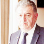 Asistații sociali care ocupă abuziv locuințele sociale din Pitești – în război cu primarul Cristian Gentea