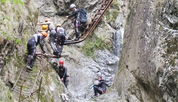 Salvamontiştii argeşeni, instruiţi de francezi în canioning şi salvare din canioane