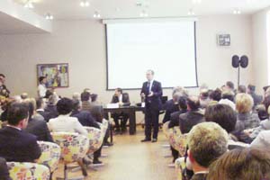 Oamenii de afaceri din Argeş, înghesuiţi joia trecută – la întâlnirea cu Boc – într-o sală de 90 de locuri