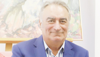 Sevastian Tudor, fost director al Teatrului Alexandru Davila din Pitești:  ”Un teatru trebuie – și are menirea de a atrage spectatorii, pentru  a le mai ușura viața de toate zilele!”
