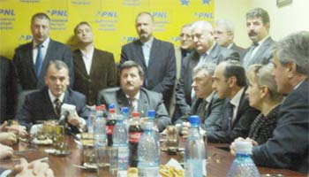 Liberalii şi conservatorii argeşeni au semnat protocolul de colaborare dintre cele două partide din cadrul Uniunii Social Liberale