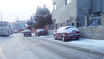 Primăria Piteşti nu a avut grijă de picioarele localnicilor. Pe alocuri însă, da…