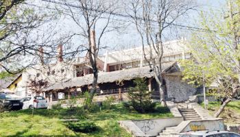 Deși mai are puțin și se dărâmă, Casa Universitarilor, din nou, fără expert și fără expertiză