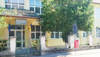 Un scandal provocat de amplasarea unei camere video  la o școală din Argeș a ajuns în Parlamentul României