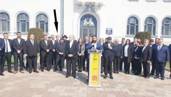 La conferința organizată în fața primăriei, candidatul AUR  la Pitești a fost uitat  în spatele mulțimii
