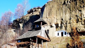 S.O.S. Corbii de Piatră! Fără investiţii în restaurare, valoroasele picturi rupestre ale Mănăstirii Corbii de Piatră vor pieri pentru totdeauna