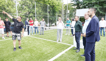 Pitești. Teren pentru minifotbal și tenis cu piciorul, renovat și deschis
