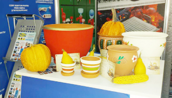 Prezenţă inedită la INDAGRA: Meşterii Argcoms SCM Curtea de Argeş şi-au prezentat podoabele ceramice lucrate şi pictate manual