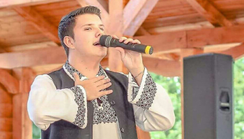 Iată-l pe omul-orchestră din Călinești! Constantin Eusebiu (Sebi) David, un tânăr de excepție care promovează atât portul, cât și cântecul muscelean