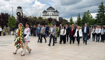 Mioveni. ZIUA EROILOR – RECUNOȘTINȚĂ VEȘNICĂ CELOR CĂZUȚI PENTRU NEAM ȘI CREDINȚĂ