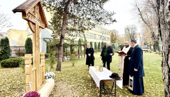 Sfințirea troiței maramureșene din parcul Școlii Gimnaziale , ,Mihai Eminescu” Pitești