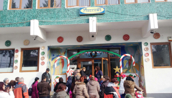 Turism meşteşugăresc la fabrica Argcoms.  Mii de copii, din toată ţara, vizitează anual fabrica lui Moş Crăciun din Curtea de Argeş, Argcoms SCM