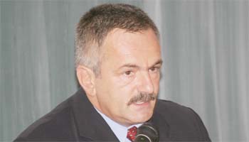 Senatorul PSD de Argeş, Şerban Valeca, îl întreabă pe primul ministru despre scumpirile repetate ale benzinei