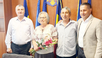 Bradu. Primarul Dan Stroe și viceprimarul Gheorghe Negoi au premiat cele mai longevive cupluri!