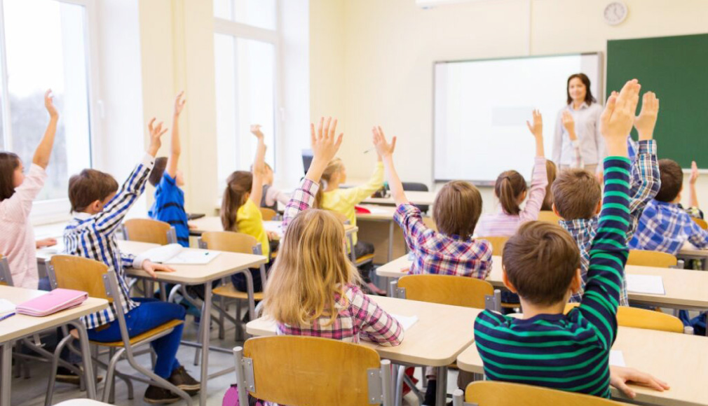 Schimbări radicale pentru elevii din medii vulnerabile. Ministerul Educației propune suspendarea burselor sociale pe durata vacanțelor!