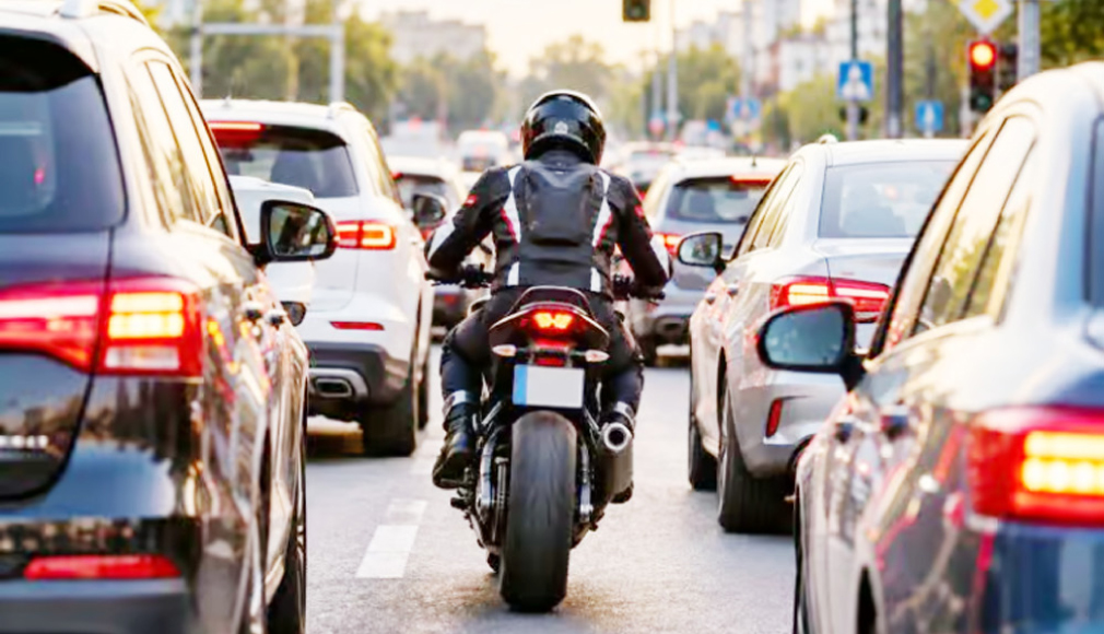 Pentru un trafic și mai razna… Liber la motociclete și mopede pe banda de transport în comun