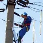 Facturile la energia electrică ar putea crește cu până la 22% de la toamnă
