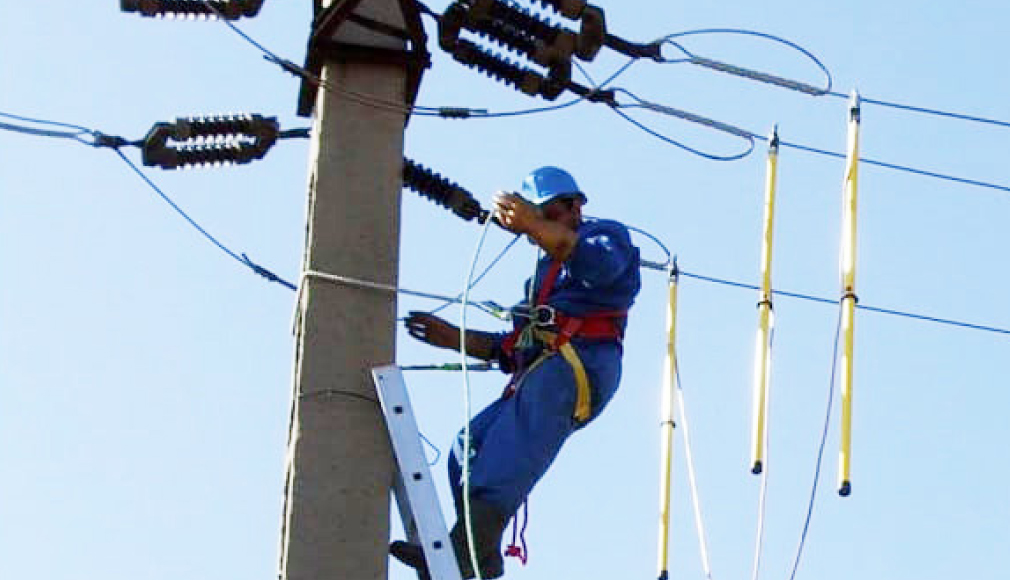 Facturile la energia electrică ar putea crește cu până la 22% de la toamnă