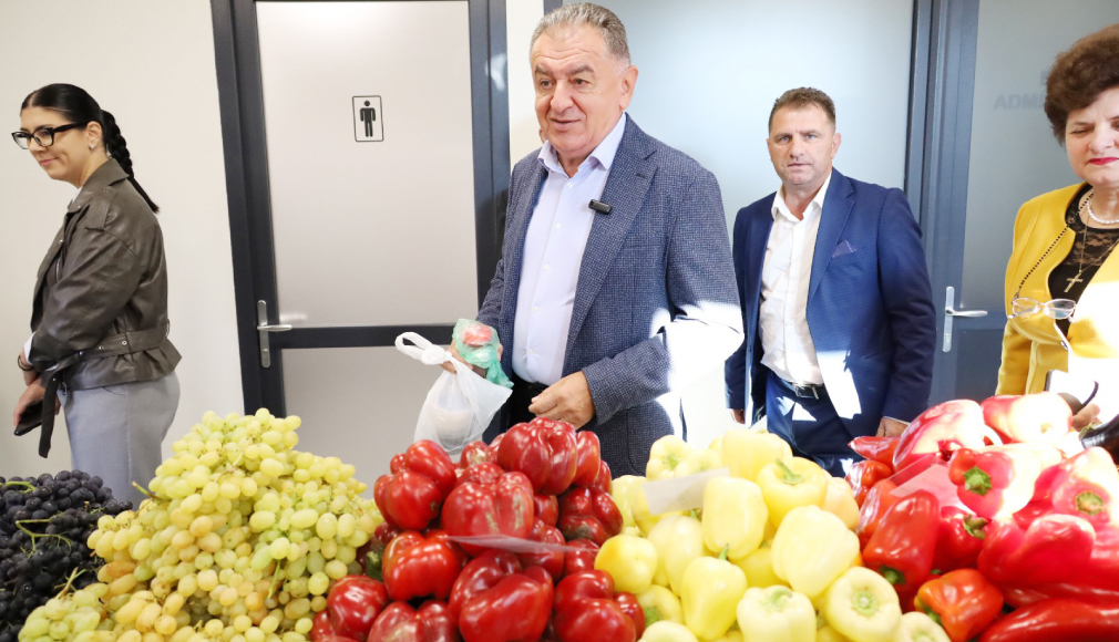 Piața Traian a fost redeschisă și arată superb!